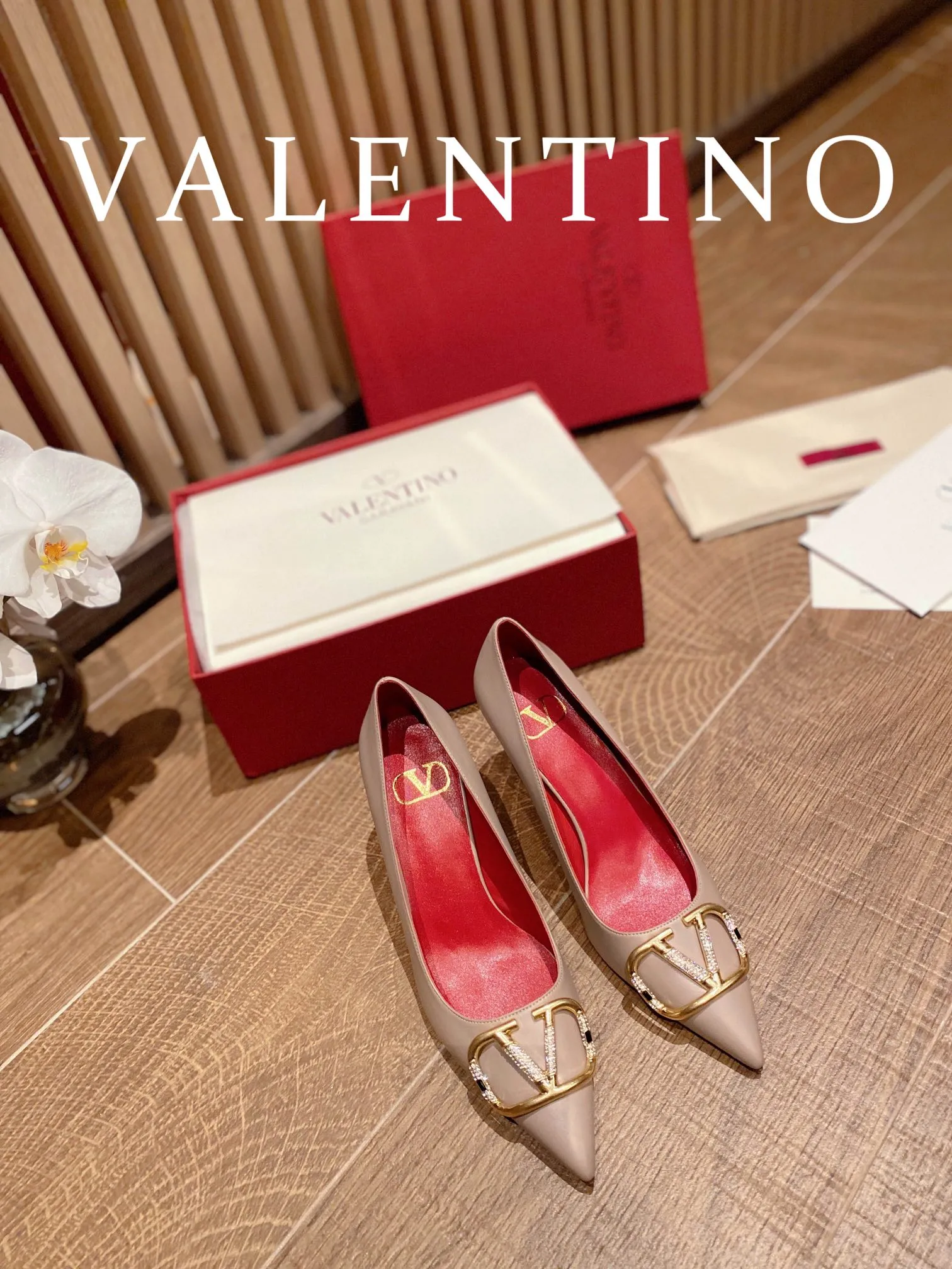 👟👟Ex-factory price 520👟👟 𝑉𝐴𝐿𝐸𝑁𝑇𝐼𝑁𝑂 Valentino ♡ The latest series of the counter 💯The new season of Valentino replaces the usual rivet elements with the initial V bronze (dotted buckle) buckle, simplifying the complexity Make the design more refined and durable. No matter your age, it can easily fit on your feet and make your feet look slimmer! The new season lives up to expectations! Worth buying ★Imported cowhide is absolutely high-grade ❥Original method is absolutely sensual ❥Elegant style creates a different feeling🙈 Simple temperament style!  ♡ show bdetails ———————————— ⊿▸: Size｜35-40 (customized at 34.40.41.42) ⊿▸: Material｜Imported cowhide ⊿▸: Material｜Exclusive molded rhinestone buckle ⊿▸: Material | Padded sheepskin ⊿▸: Material |Italian 🇮🇹 genuine leather outsole (the original 1:1 method has a wood grain shape) ⊿▸: Heel height｜8cm